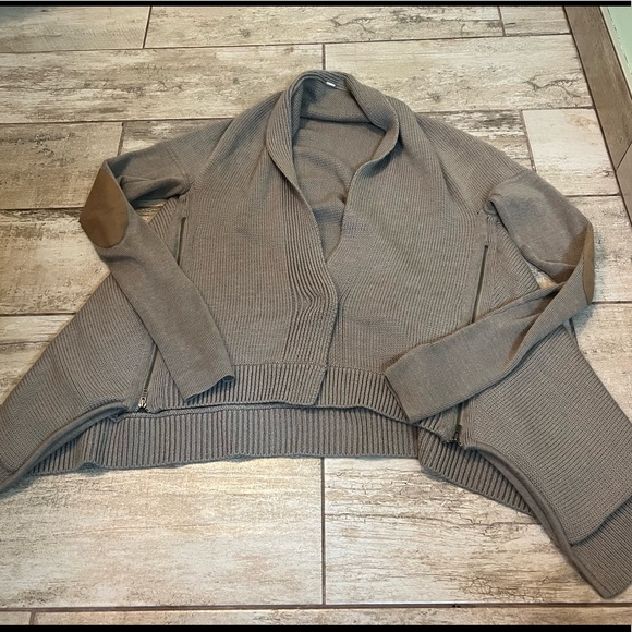 lululemon athletica Accessories - Lululemon wrap it up sweater size 6/8 euc